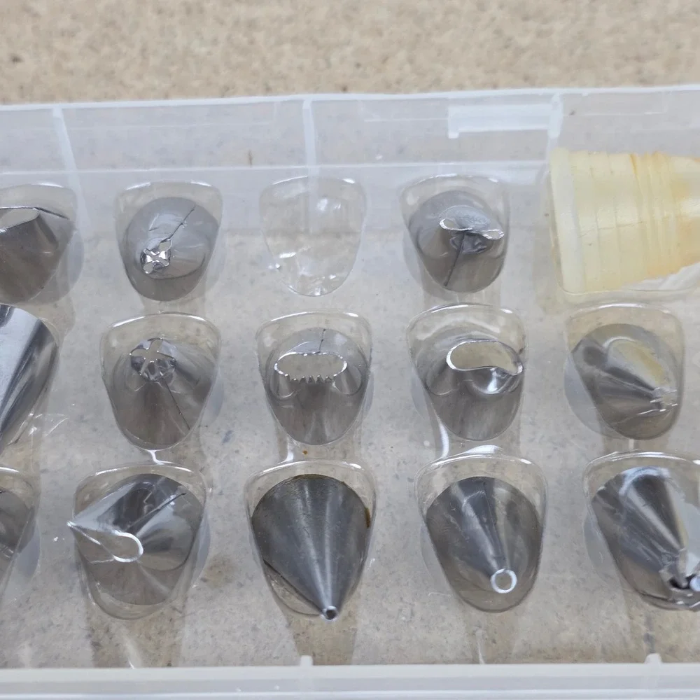 24 Piece Stainless Steel Icing Piping Nozzle Set Decorating Kit‎ with Case